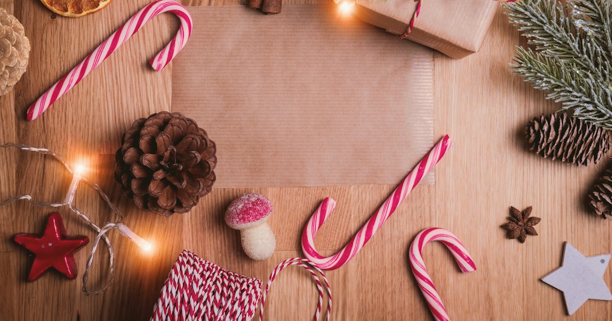 Illustration of a gift box with a bow on a green background