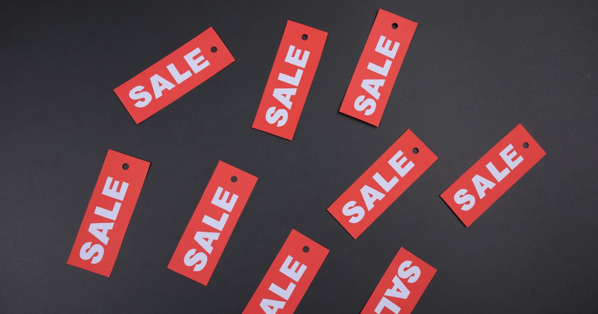 Illustration of a price tag on a green background